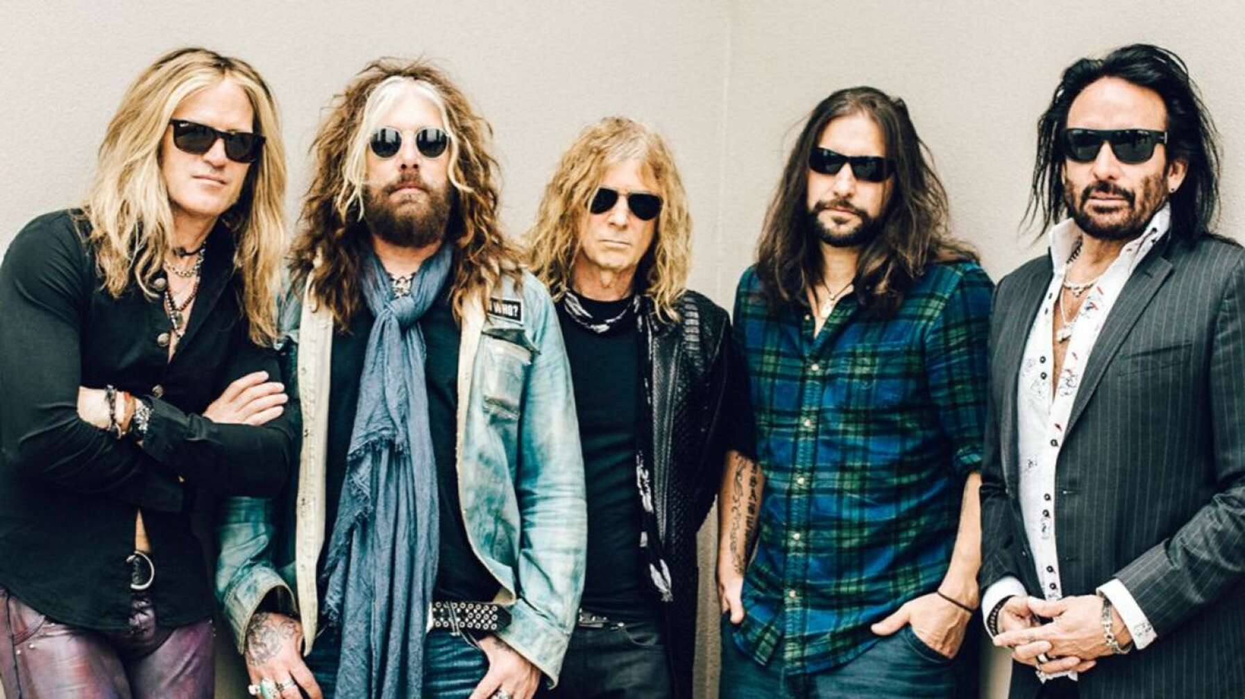 The Dead Daisies posieren in die Kamera und tragen alle Sonnebrillen