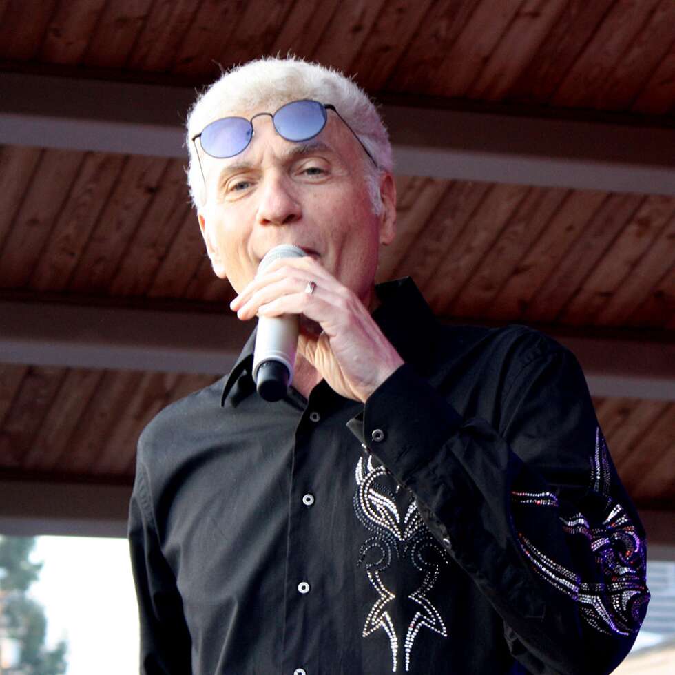 Dennis DeYoung singt solo auf der Bühne