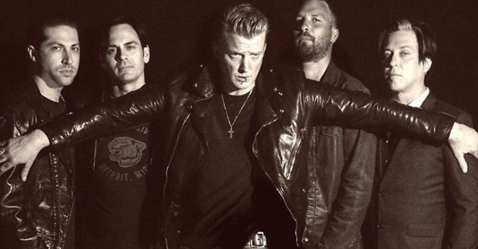 Bandmitglieder der Queens Of The Stone Age nebeneinander