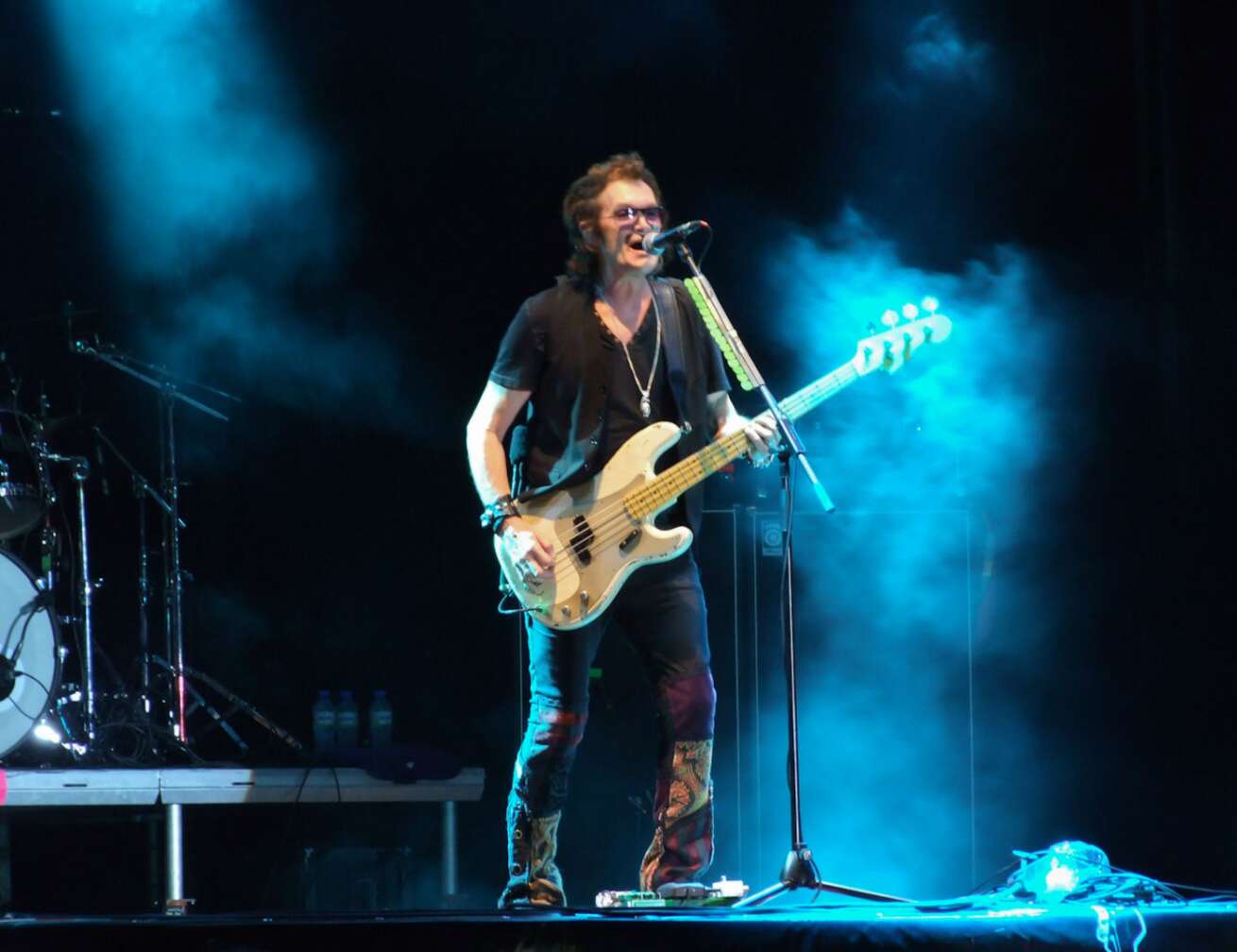 Glenn Hughes singt in ein Mikrofon