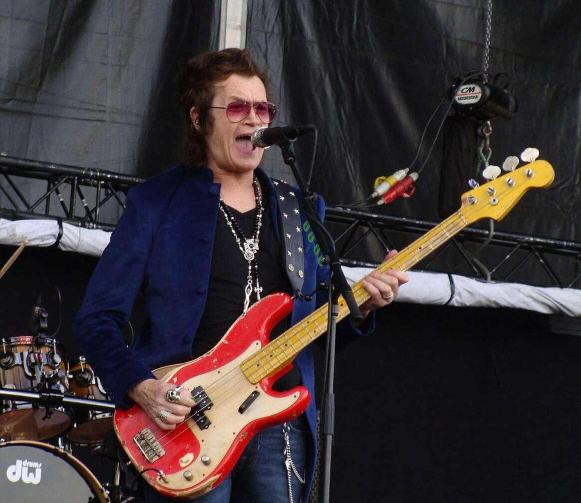 Glenn Hughes spielt Gitarre und singt bei einer Live-Show