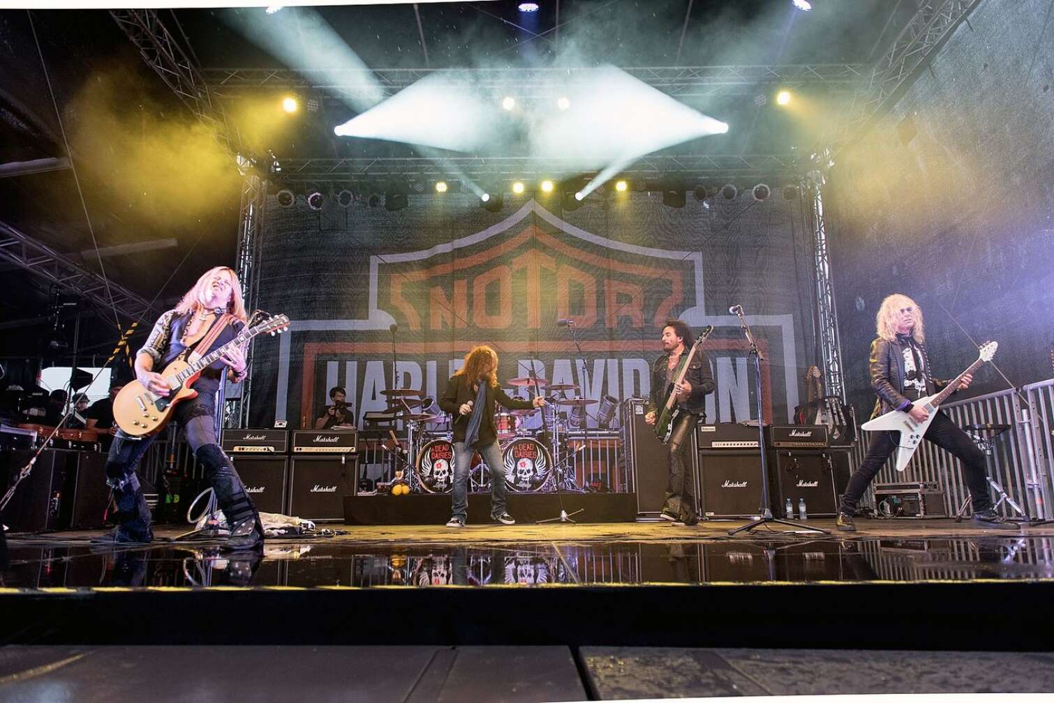 The Dead Daisies auf der Bühne bei einer Live-Show