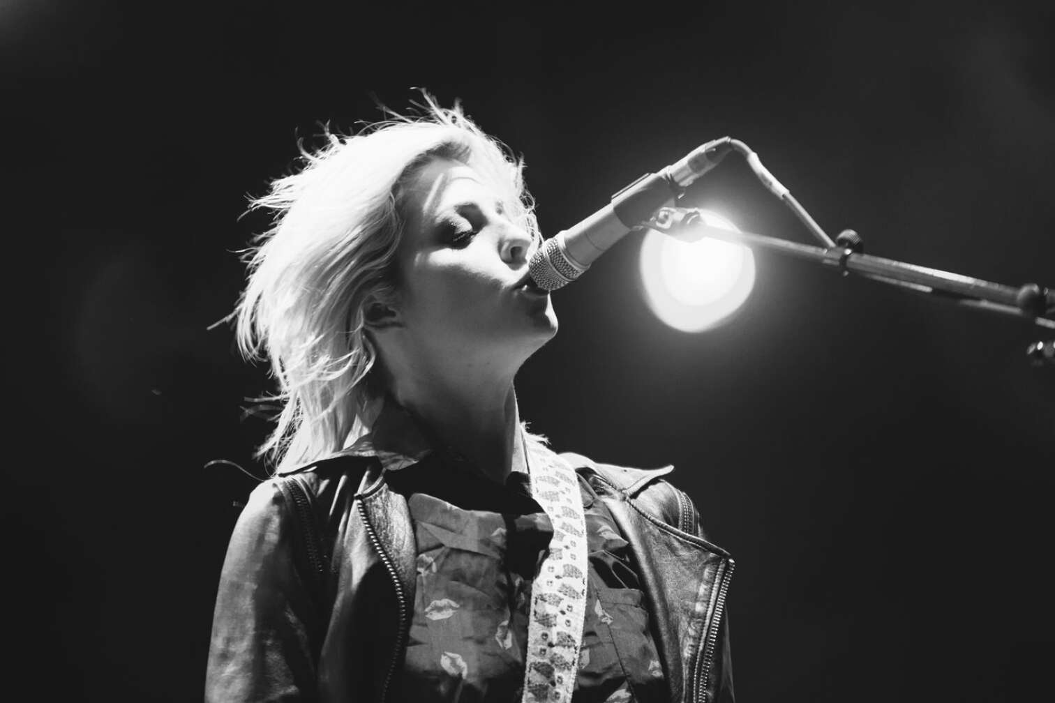 Brody Dalle singt in ein Mikrofon