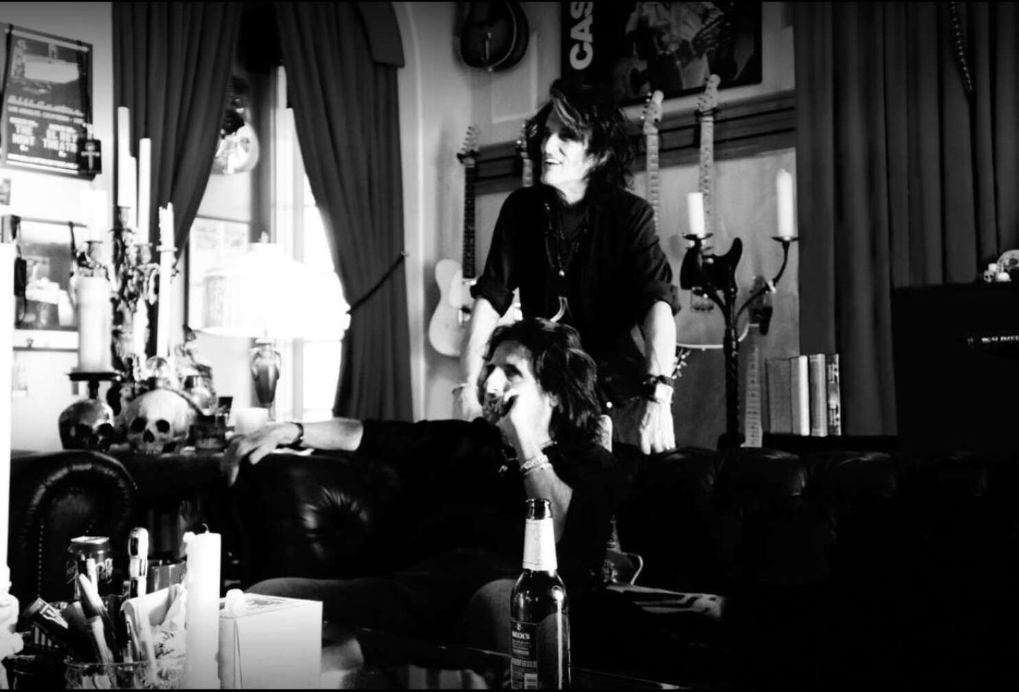 Alice Cooper mit einem Bandkollegen