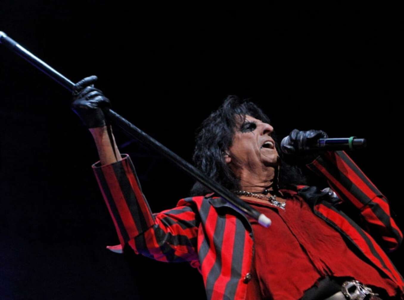 Alice Cooper singt in ein Mikrofon