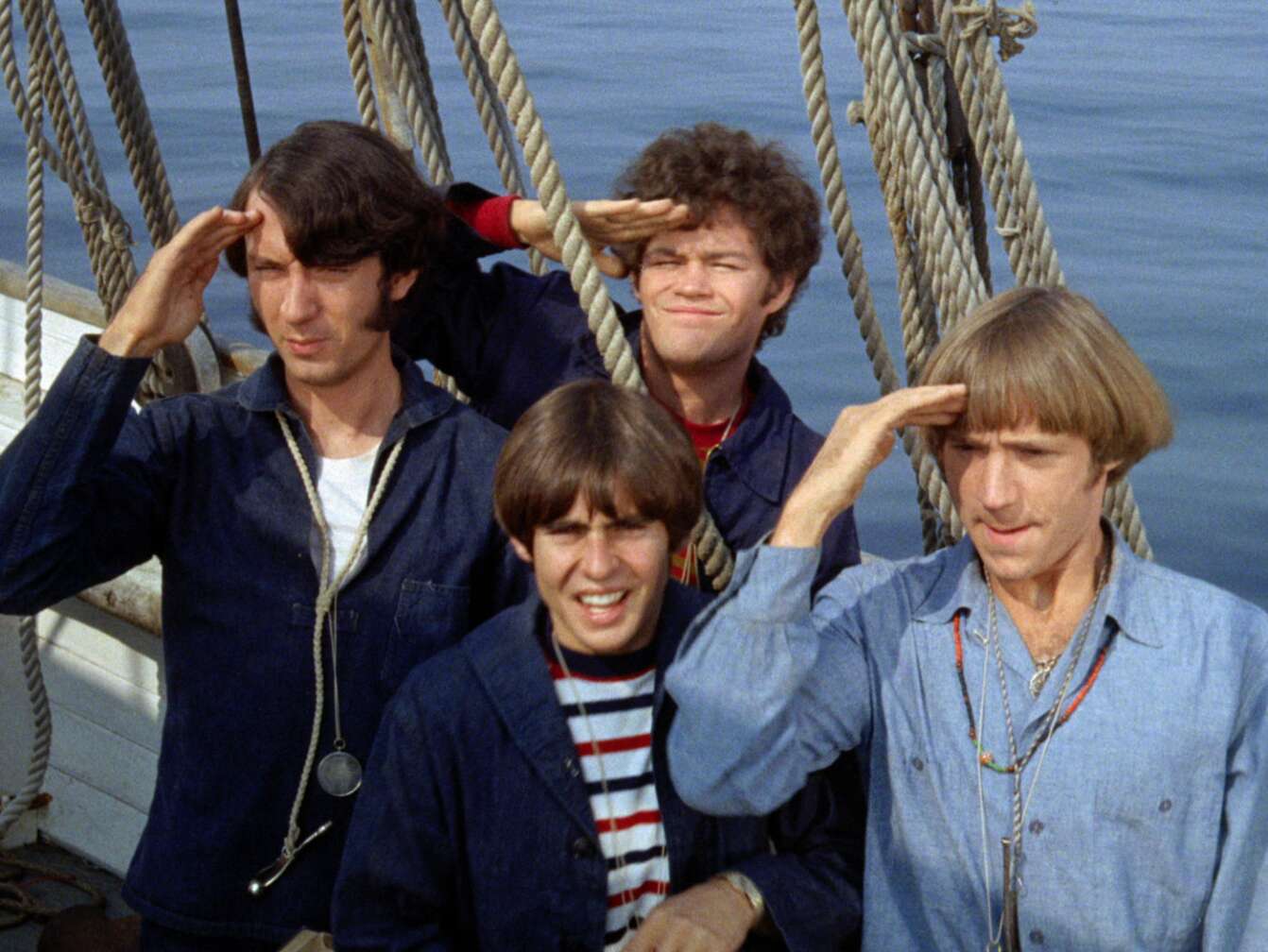 The Monkees salutieren auf einem Boot