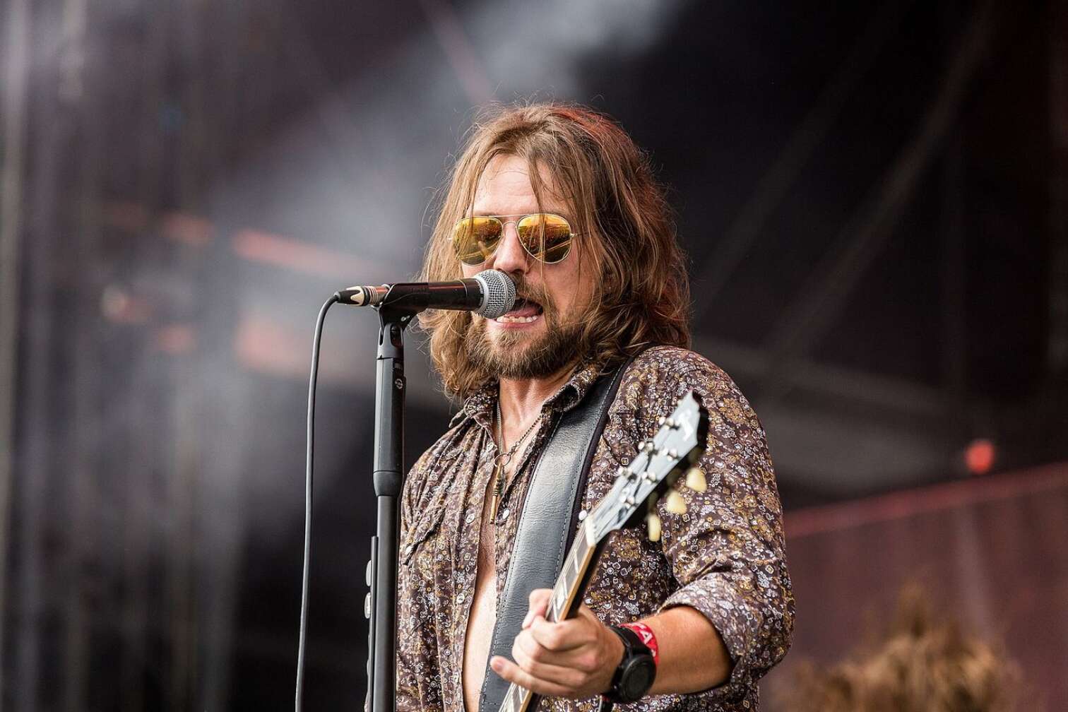 Timmy Rough singt und spielt Gitarre