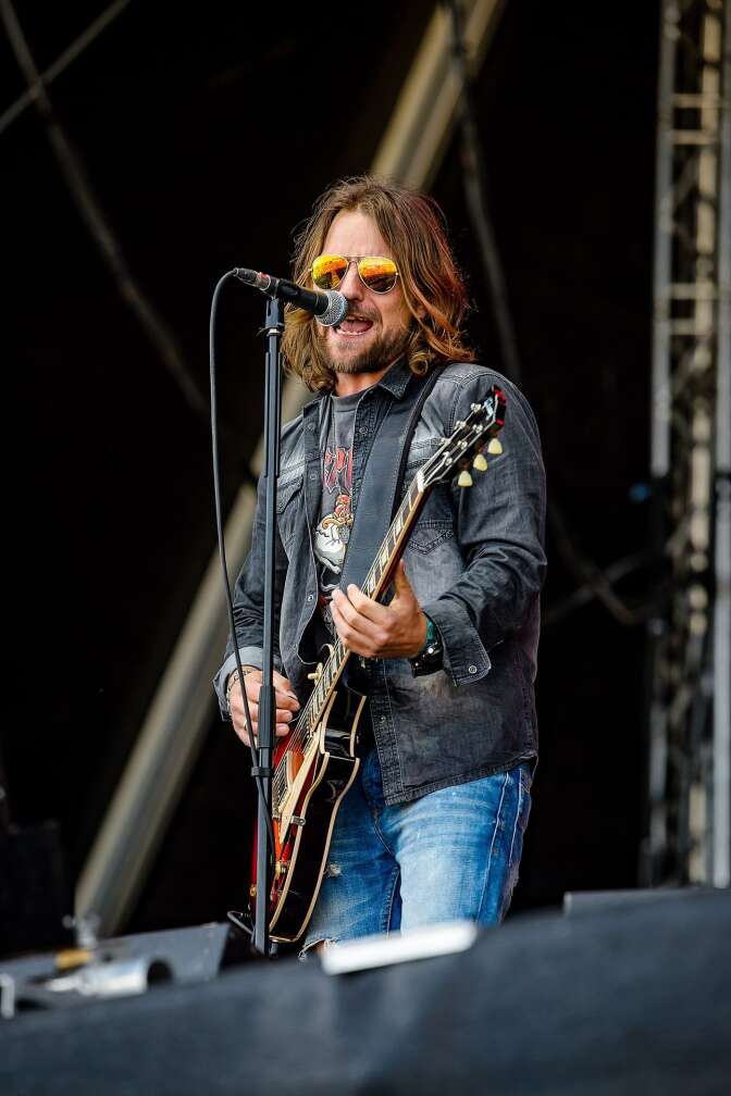 Timmy Rough singt und spielt Gitarre