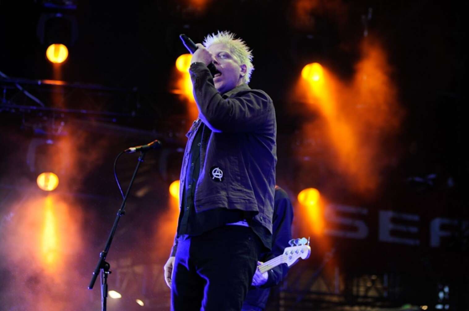 Dexter Holland singt in ein Mikrofon