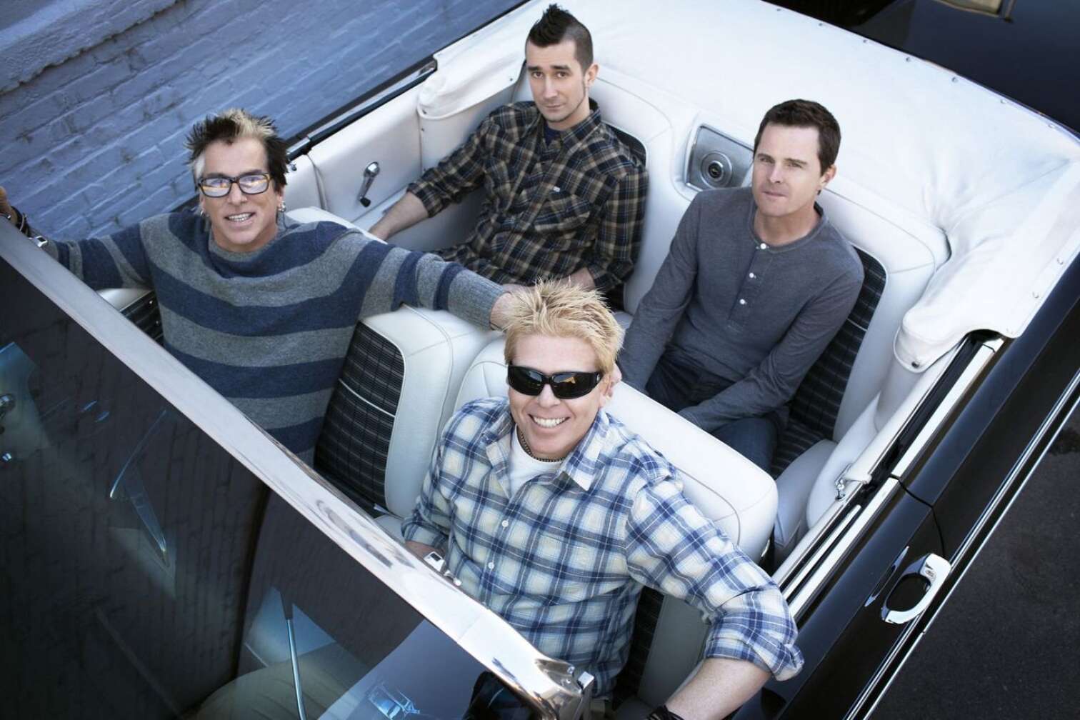 The Offspring sitzen in einem Cabrio