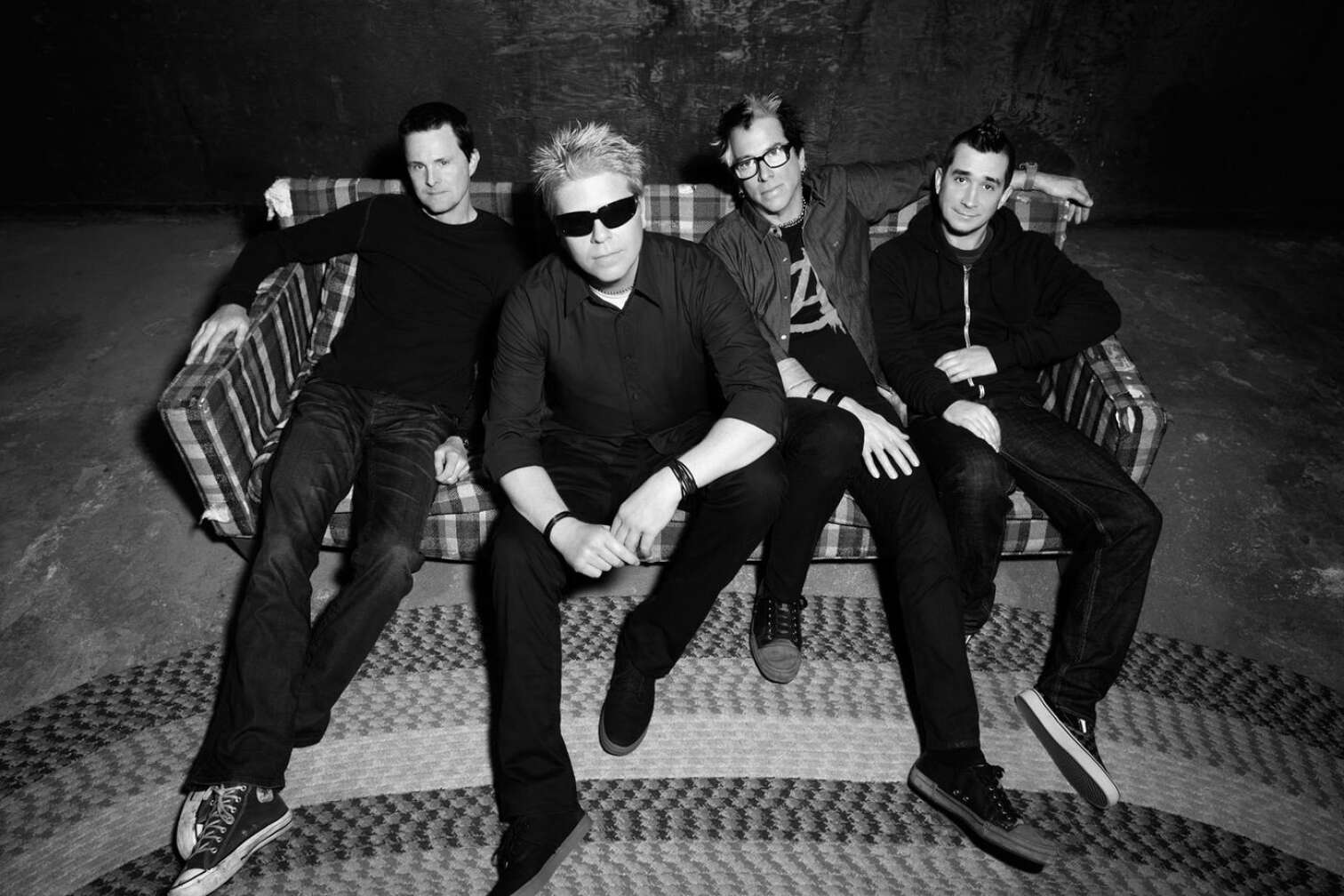 Mitglieder von "The Offspring" sitzen auf einer Couch