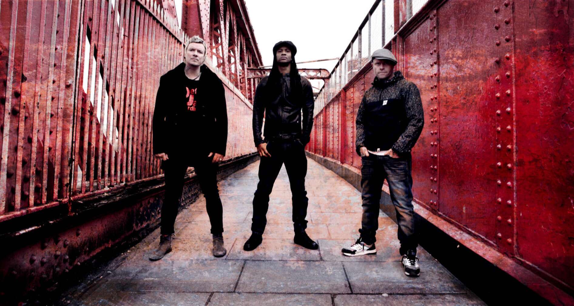 The Prodigy posieren auf einer Brücke