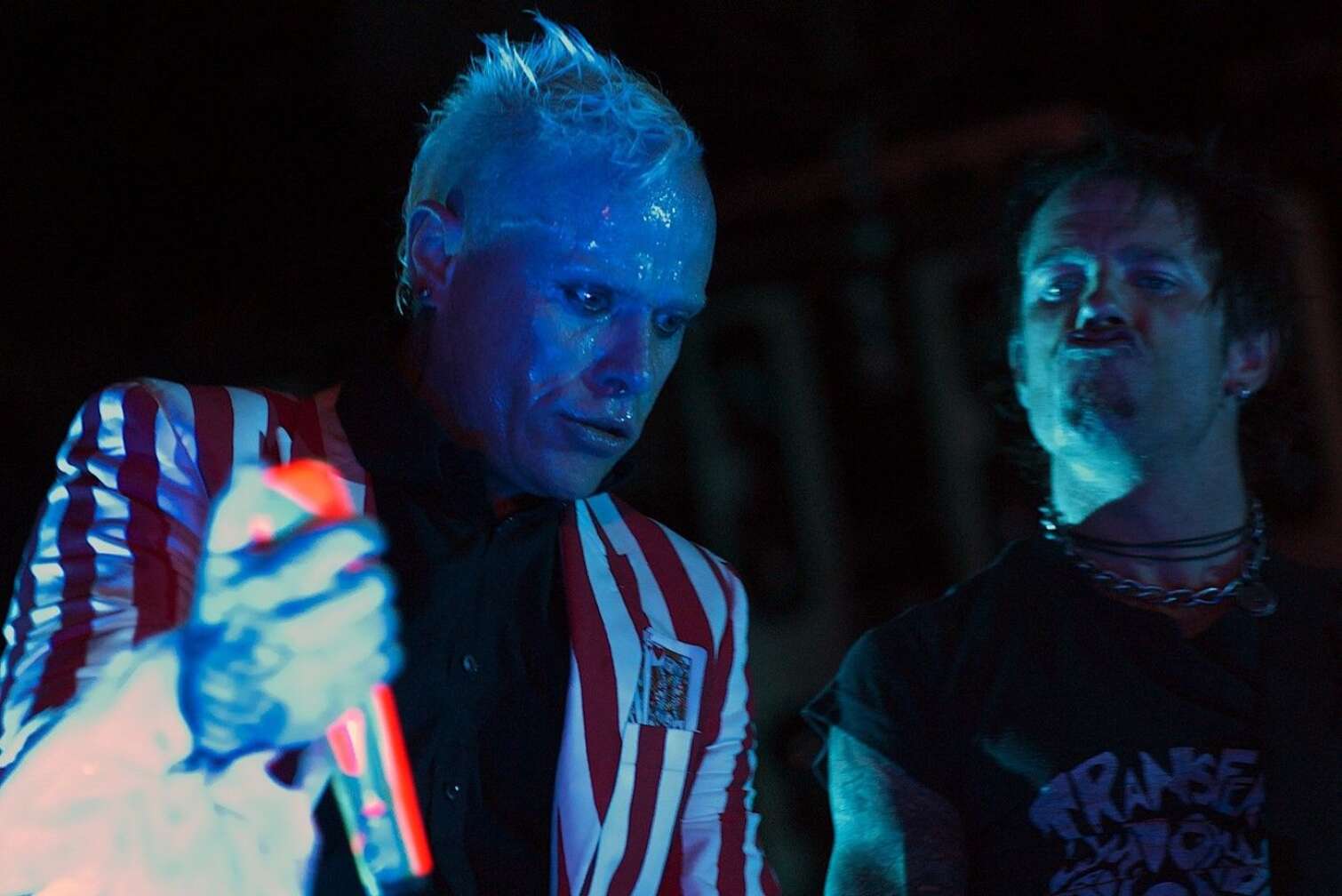 Keith Flint mit einem Mikrofon in der Hand