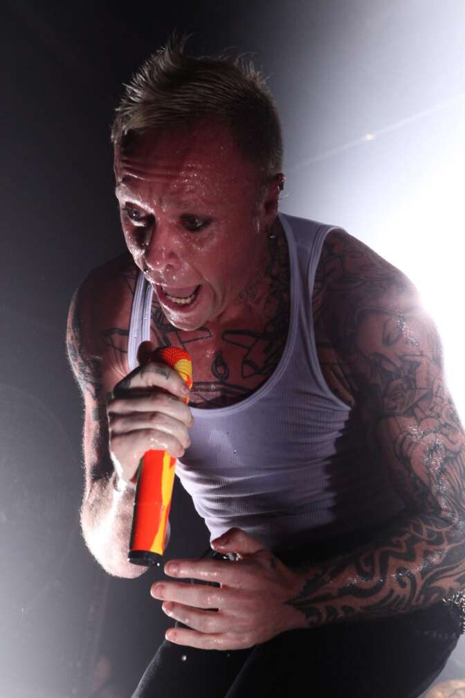 Keith Flint singt in ein Mikrofon