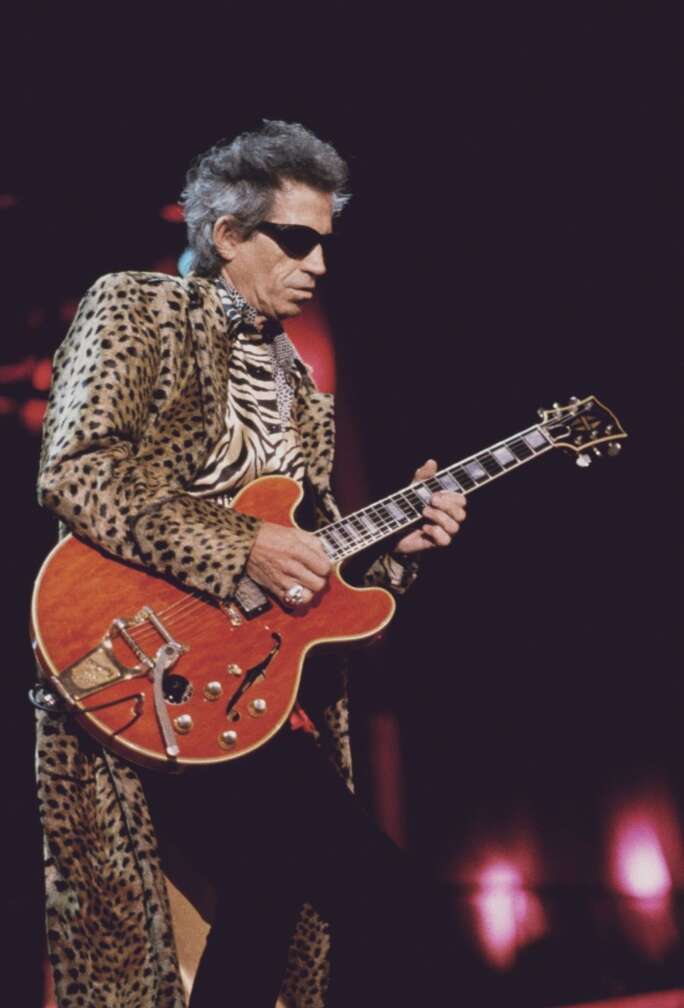 Mick Jagger spielt Gitarre