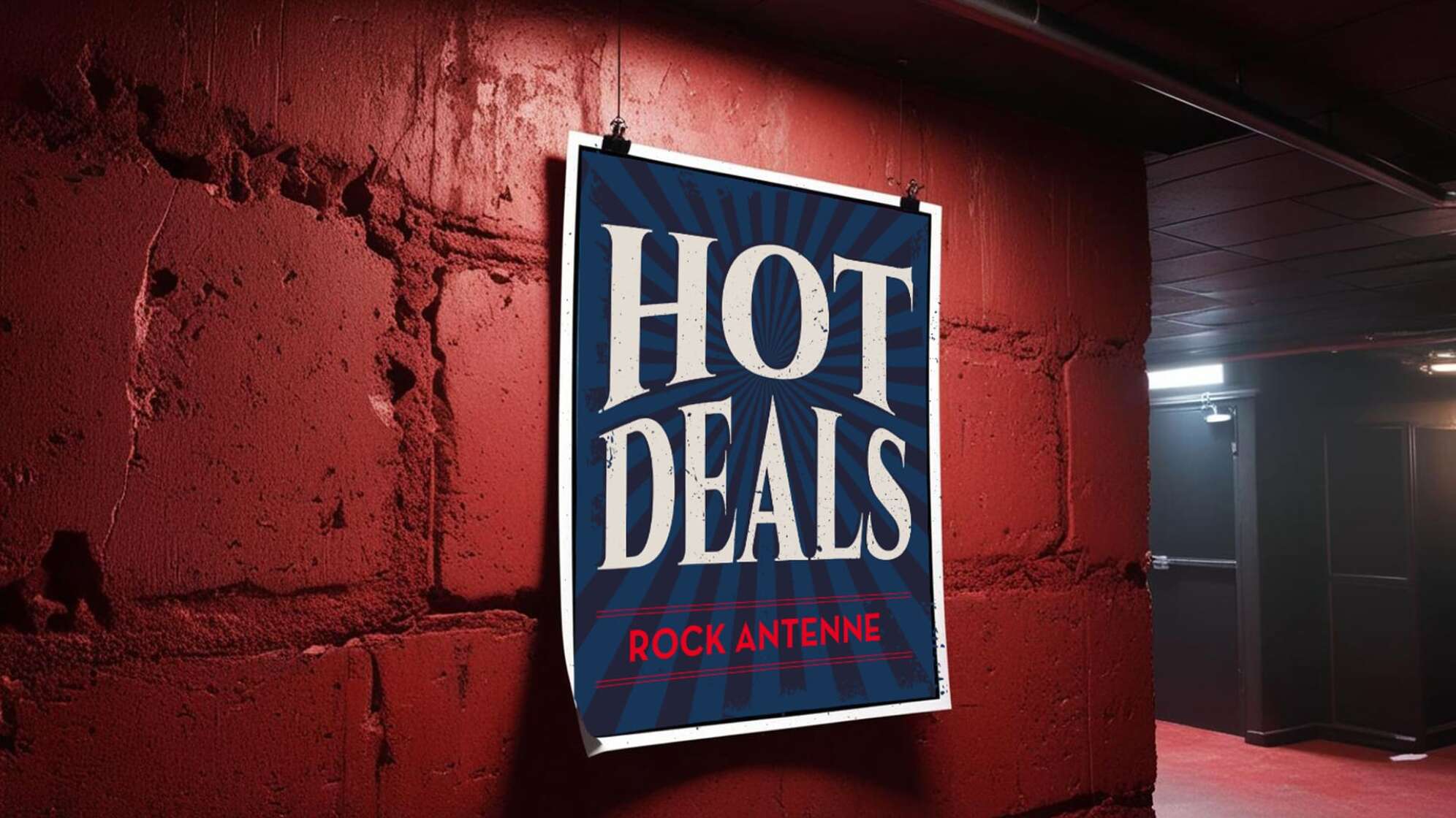 eine rote Backsteinwand mit einem Plakat, auf dem steht ROCK ANTENNE Hot Deals