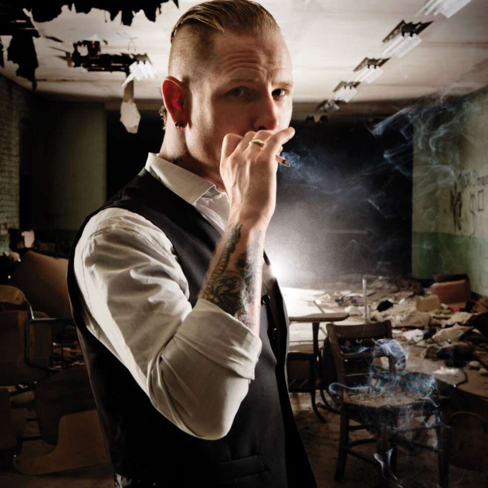 Corey Taylor mit Zigarette