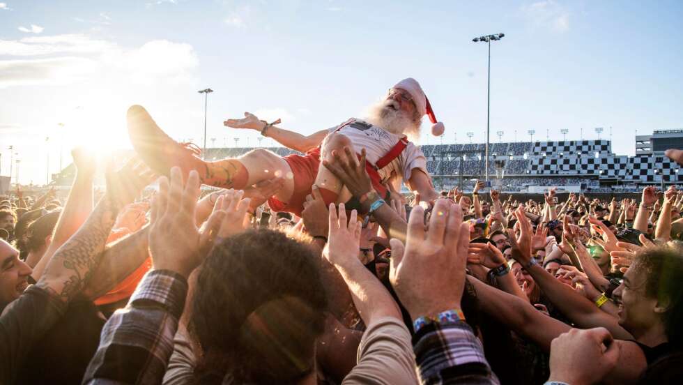 Ein Weihnachtsmann der beim Rockville Crowdsurfed
