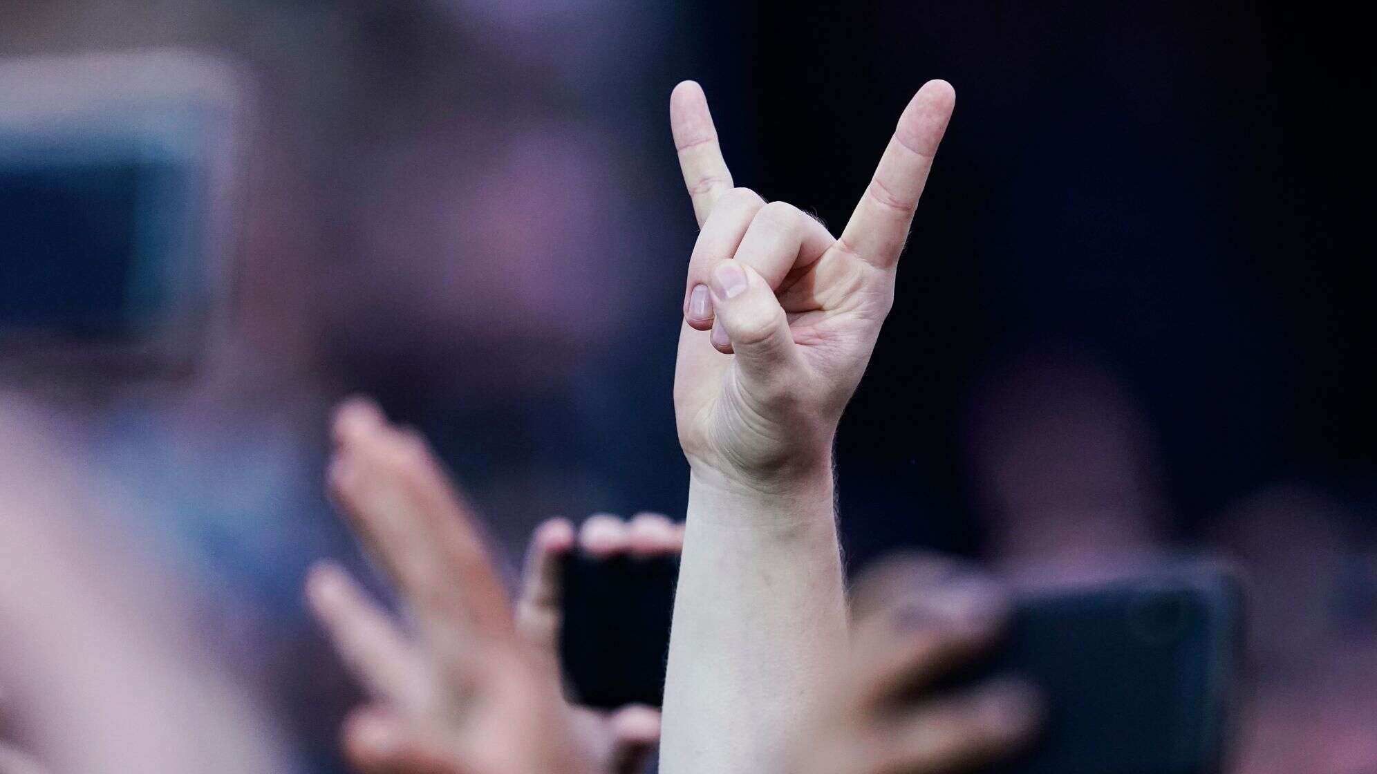 Eine Rockerhand in der Menge