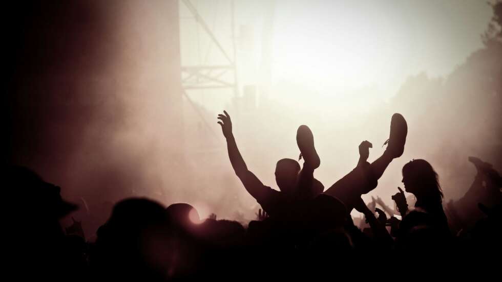 Ein Crowdsurfer auf einem Festival