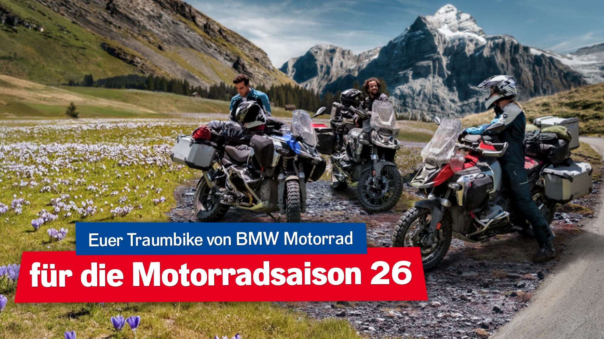 drei Motorradfahrer machen Rast auf einem Schotterparkplatz in einem Gebirgsszenario, stehen neben ihren Motorrädern der Marke BMW Motorrad und unterhalten sich gut gelaunt