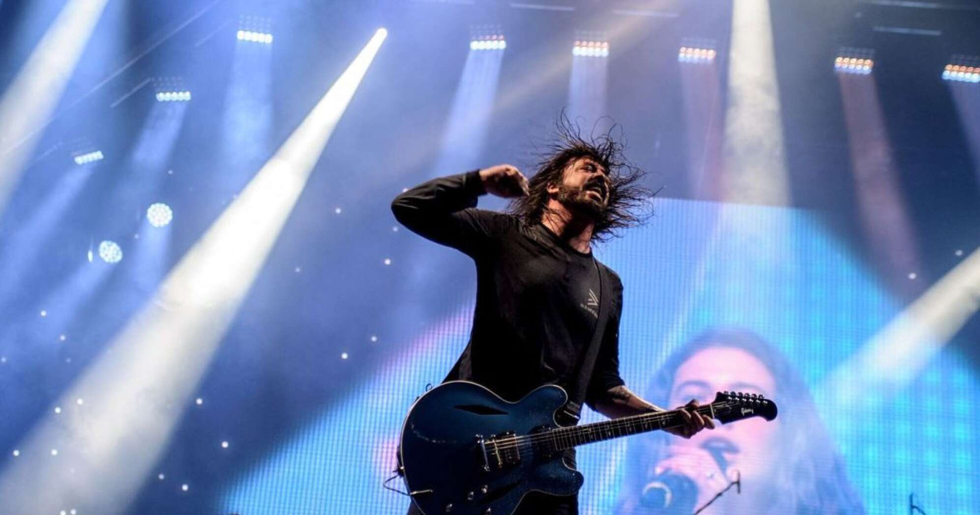 Dave Grohl spielt Gitarre auf der Bühne bei einer Live-Show