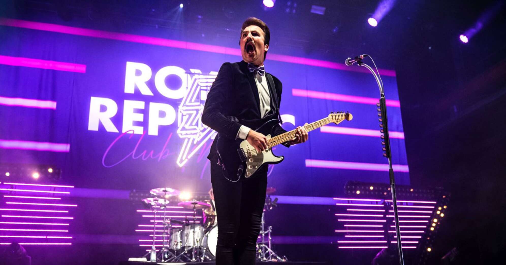 Adam Grahn von "Royal Republic" spielt Gitarre und singt bei einer Live-Show