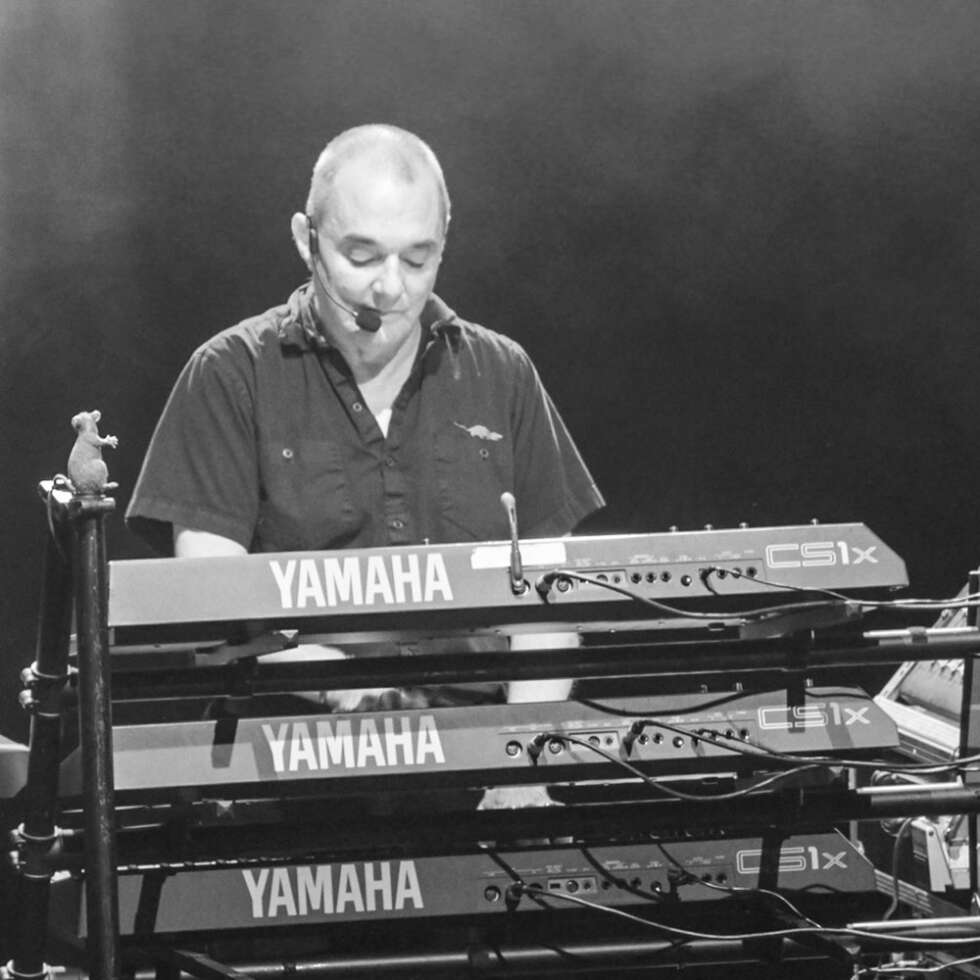 Dave Greenfield spielt Keyboard