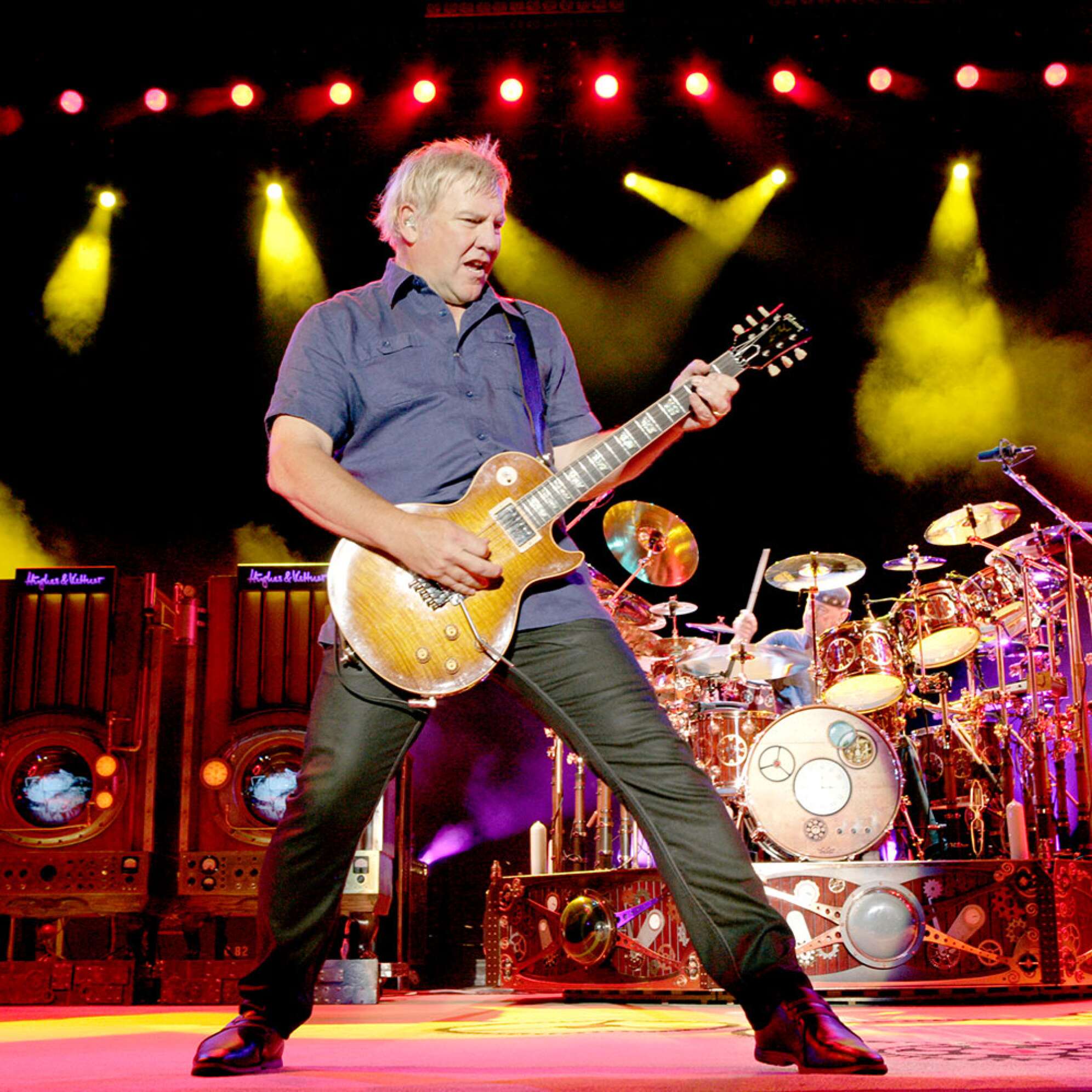 Alex Lifeson spielt Gitarre auf einer Bühne