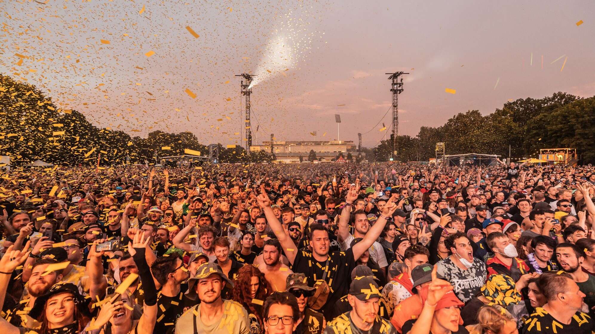 Bild von der Menge bei Rock im Park auf dem Zeppelinfeld in Nürnberg