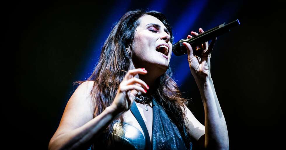 Sharon den Adel von WithinTemptation singt in ein Mikrofon