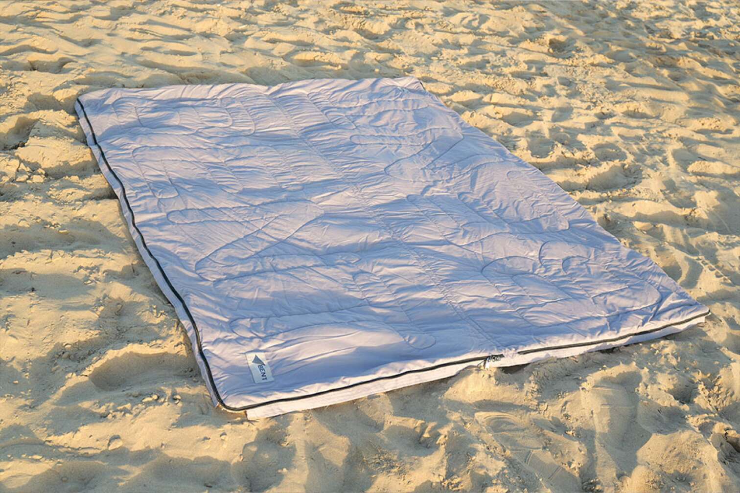 Bent Bentcho Schlafsack ausgebreitet an einem Sandstrand