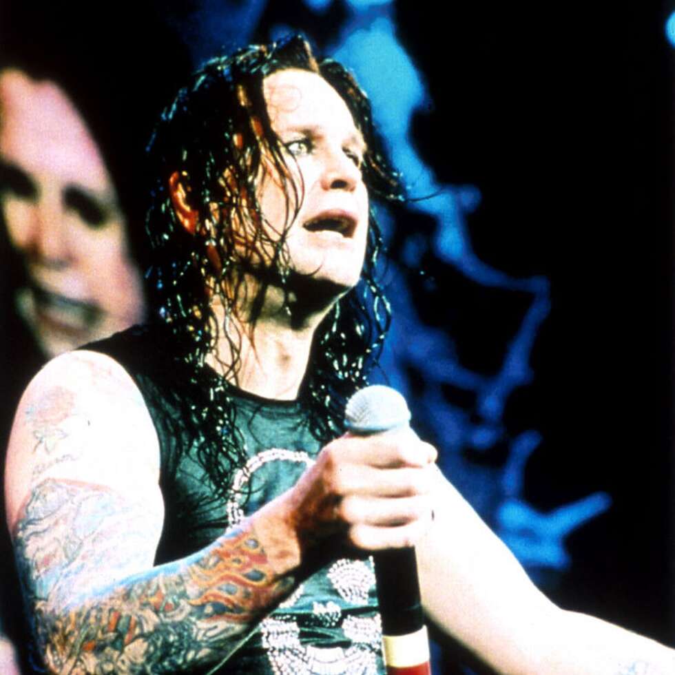 Ozzy Osbourne hält ein Mikrofon in der Hand