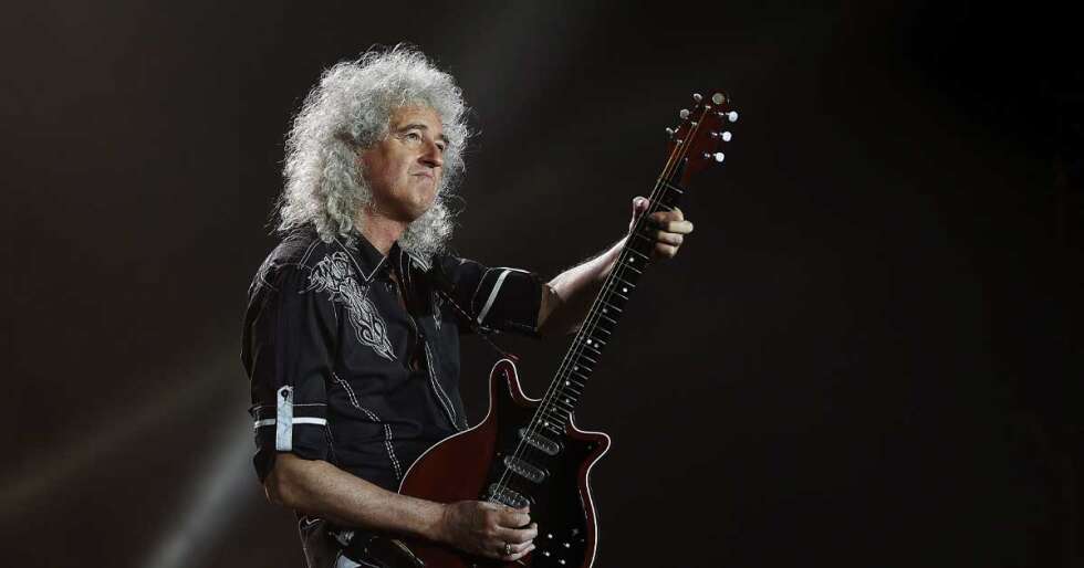 Brian May spielt Gitarre
