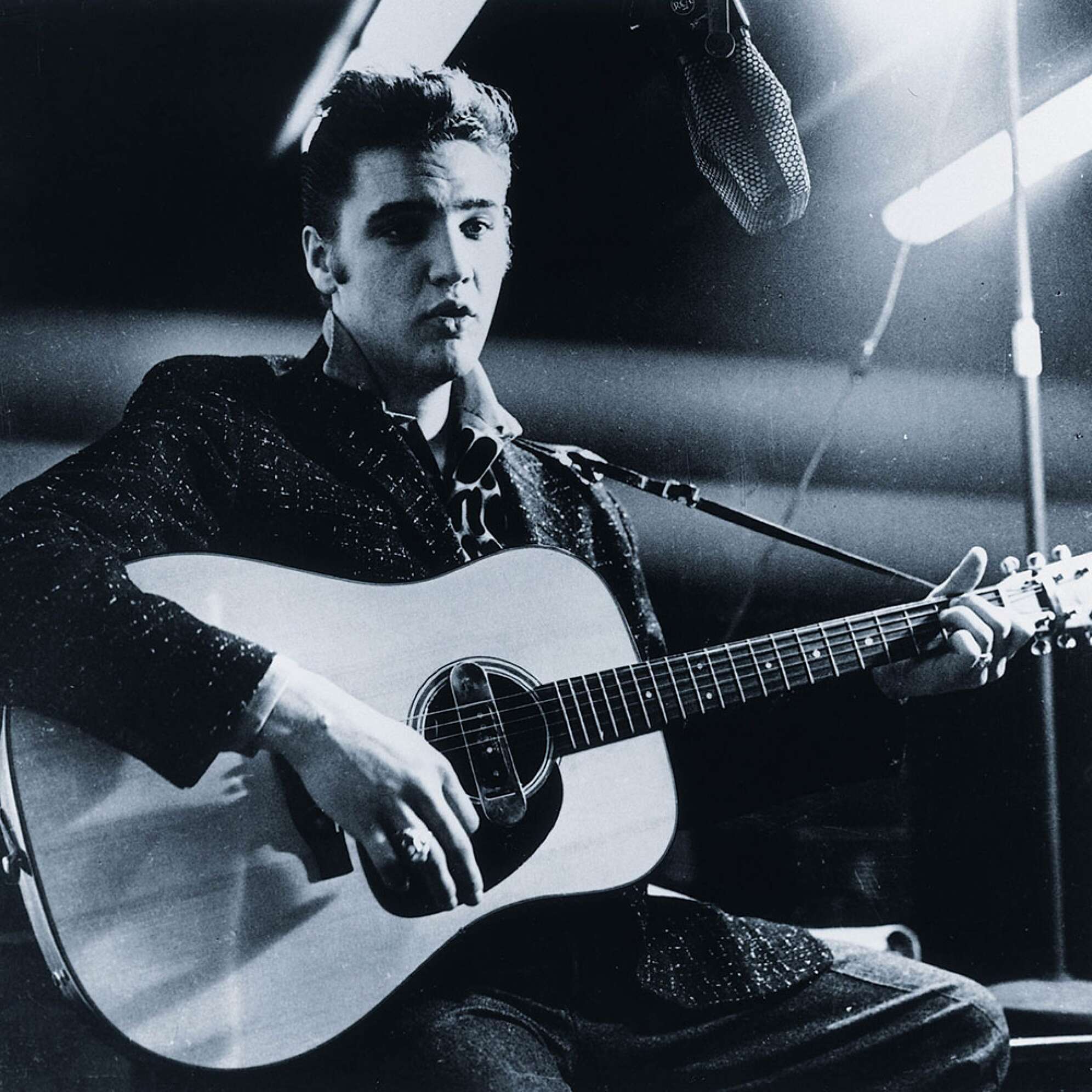 Elvis Presley spielt Gitarre
