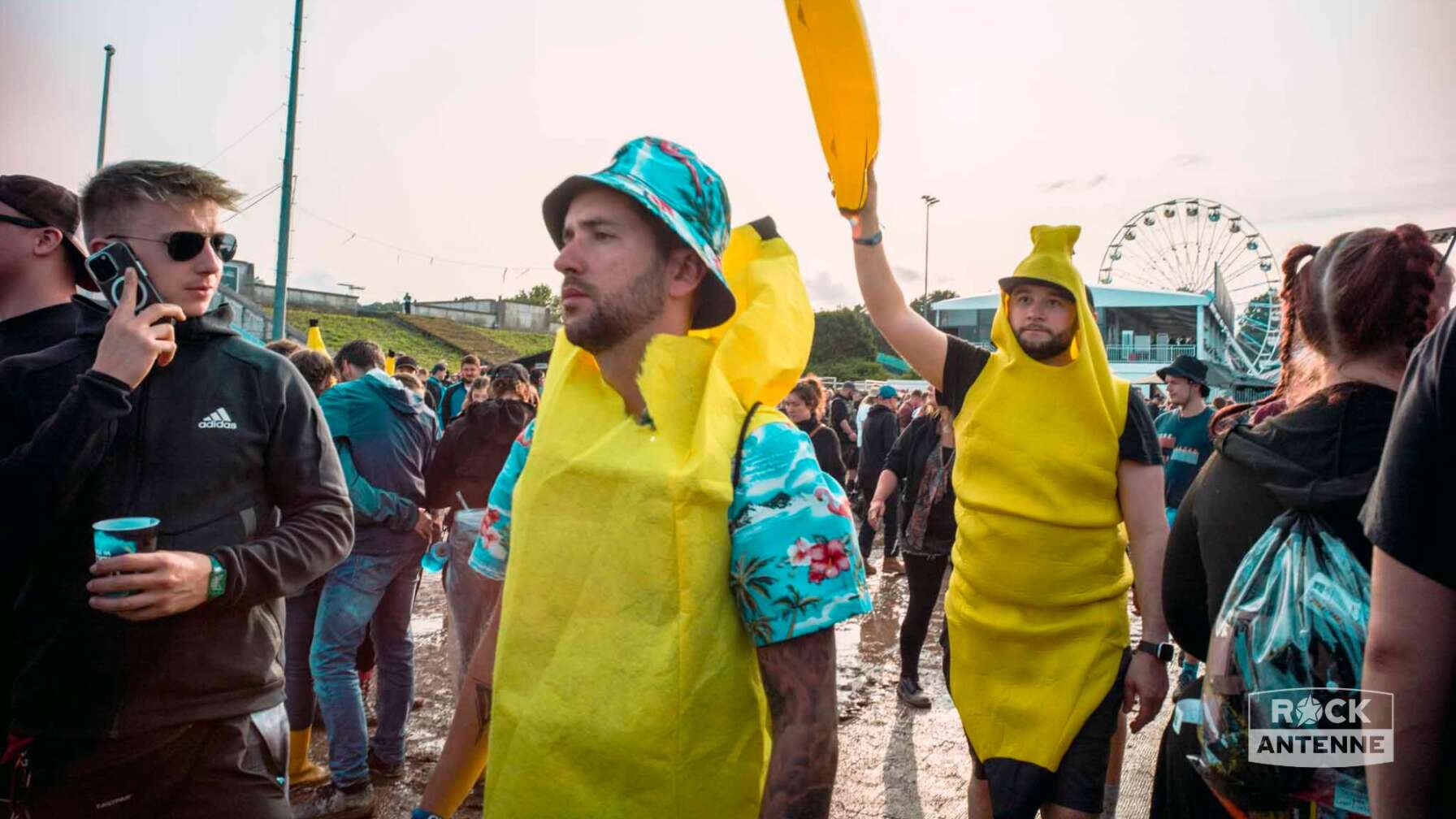 Menschen bei Rock im Park 2025