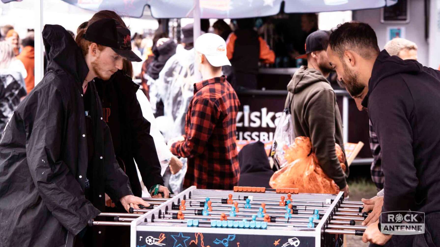 Menschen bei Rock im Park 2025