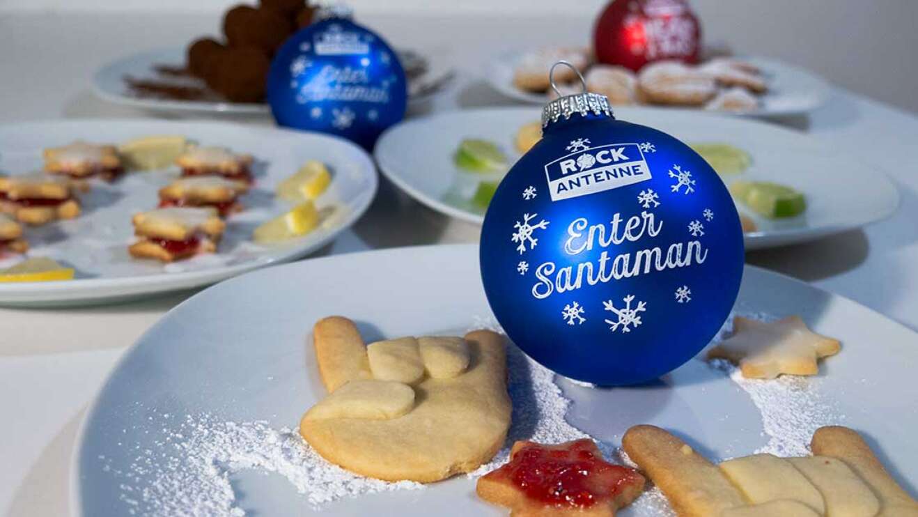 Plätzchen auf einem Teller mit Christbaumkugel mit der Aufschrift: "Enter Santaman"