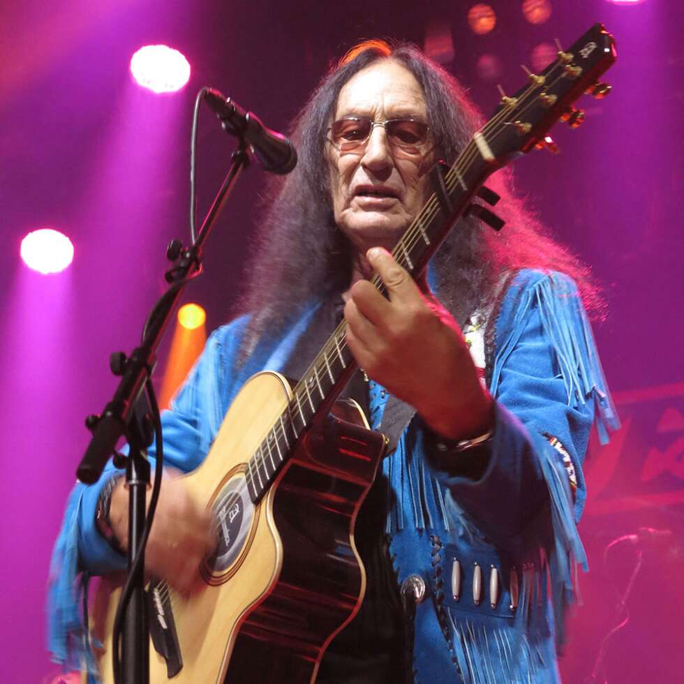 Ken Hensley spielt Gitarre auf der Bühne bei einer Live-Show