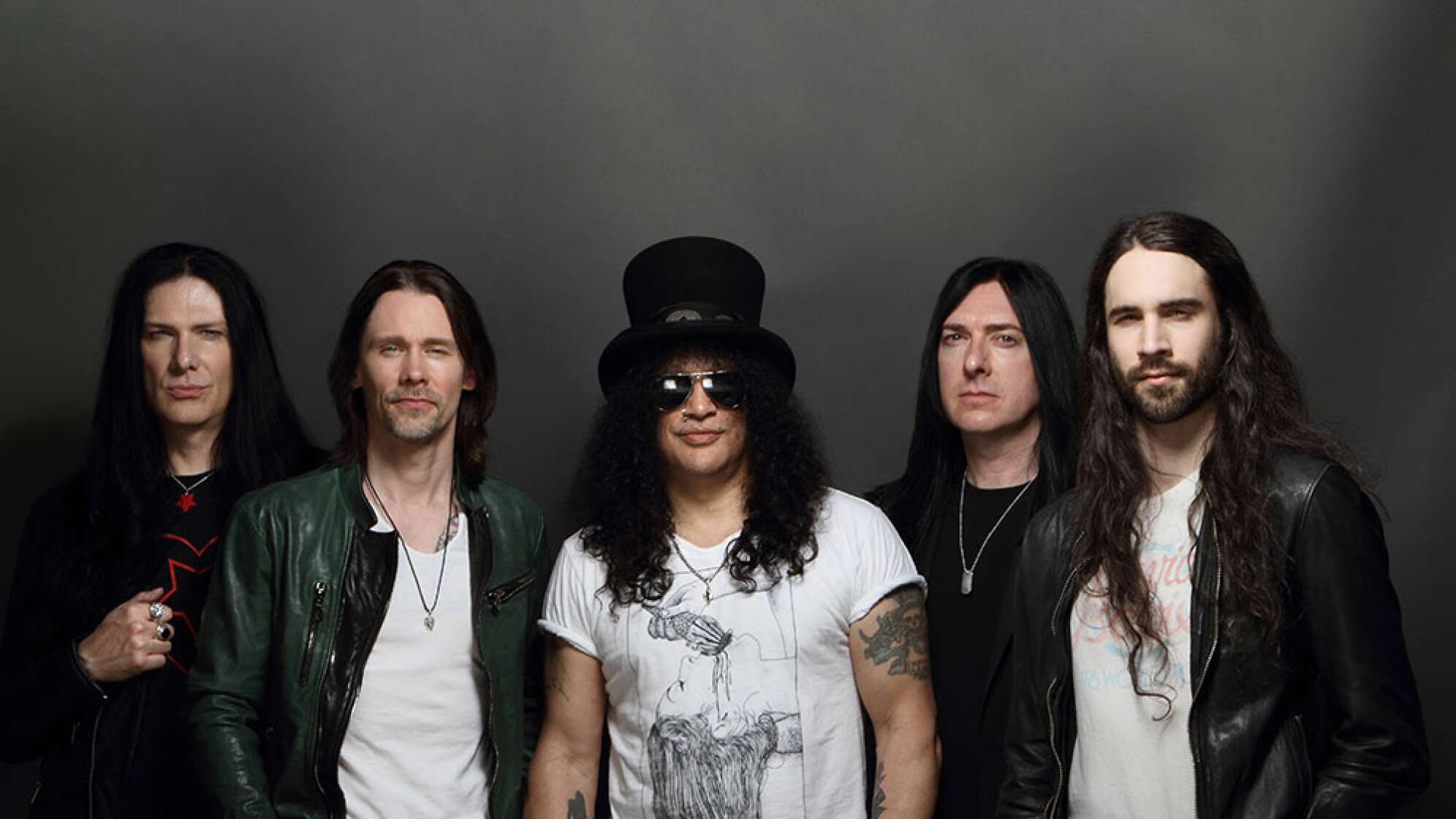 Slash posiert mit Bandkollegen