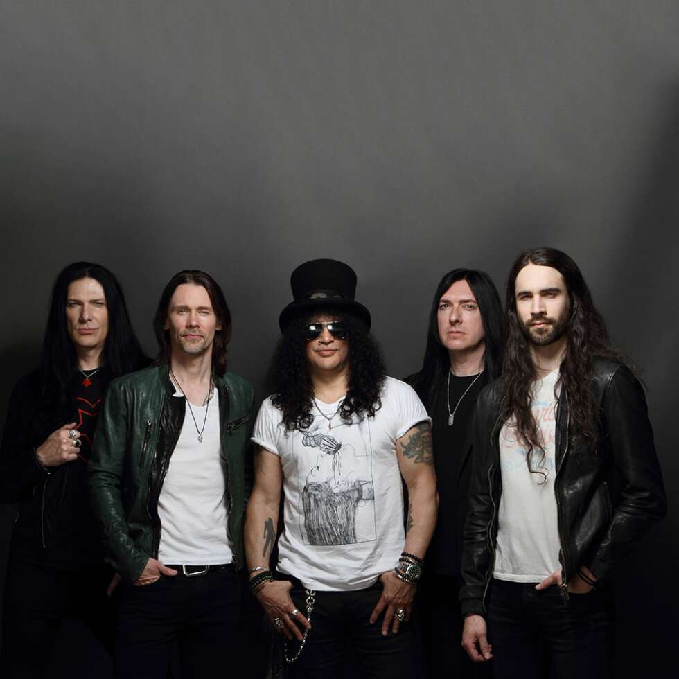 Slash posiert mit Bandkollegen