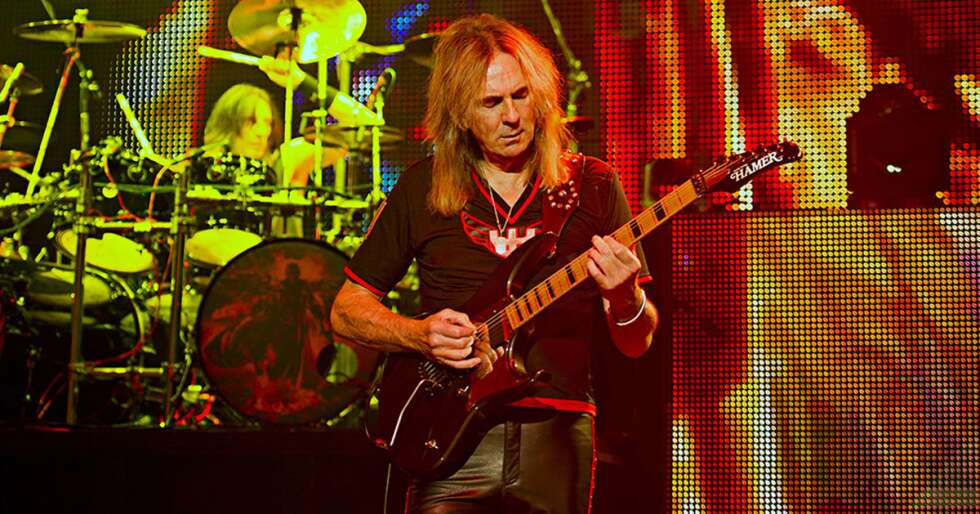 Glenn Tipton spielt Gitarre