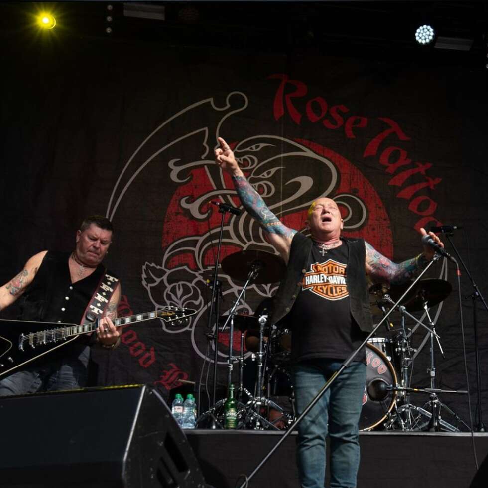 Rose Tattoo auf der Bühne bei einer Live-Show