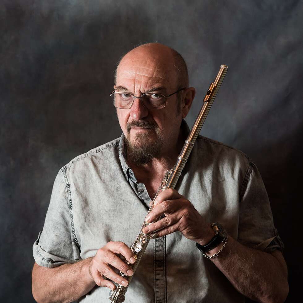 Ian Anderson mit einer Queerflöte in der Hand