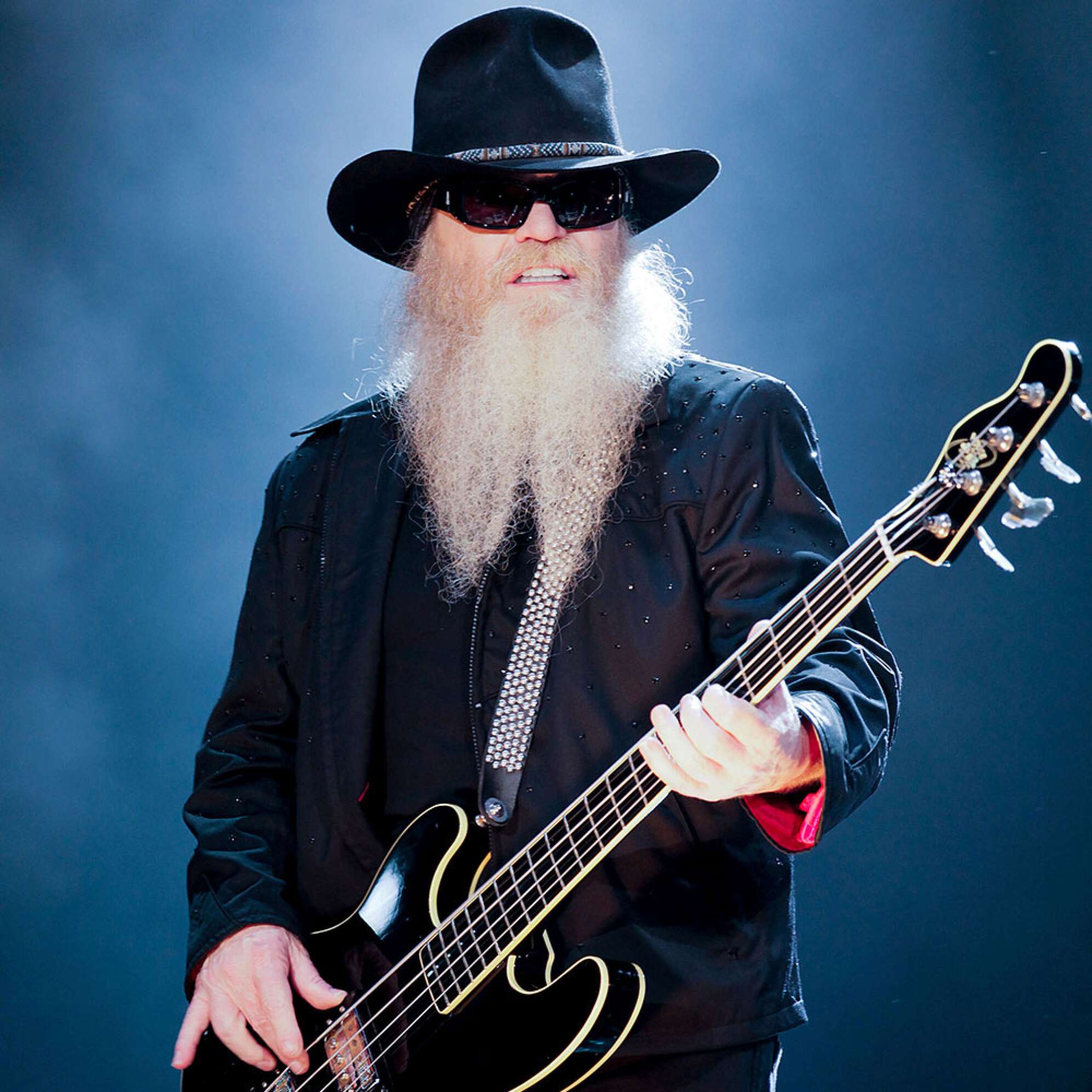 ZZ Top spielt Gitarre bei einem Live-Auftritt
