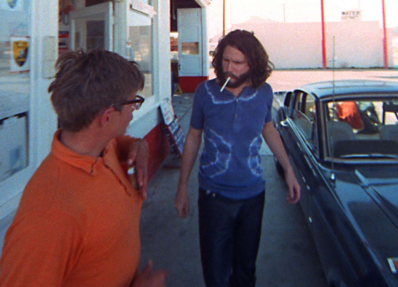 Jim Morrison an einer Tankstelle