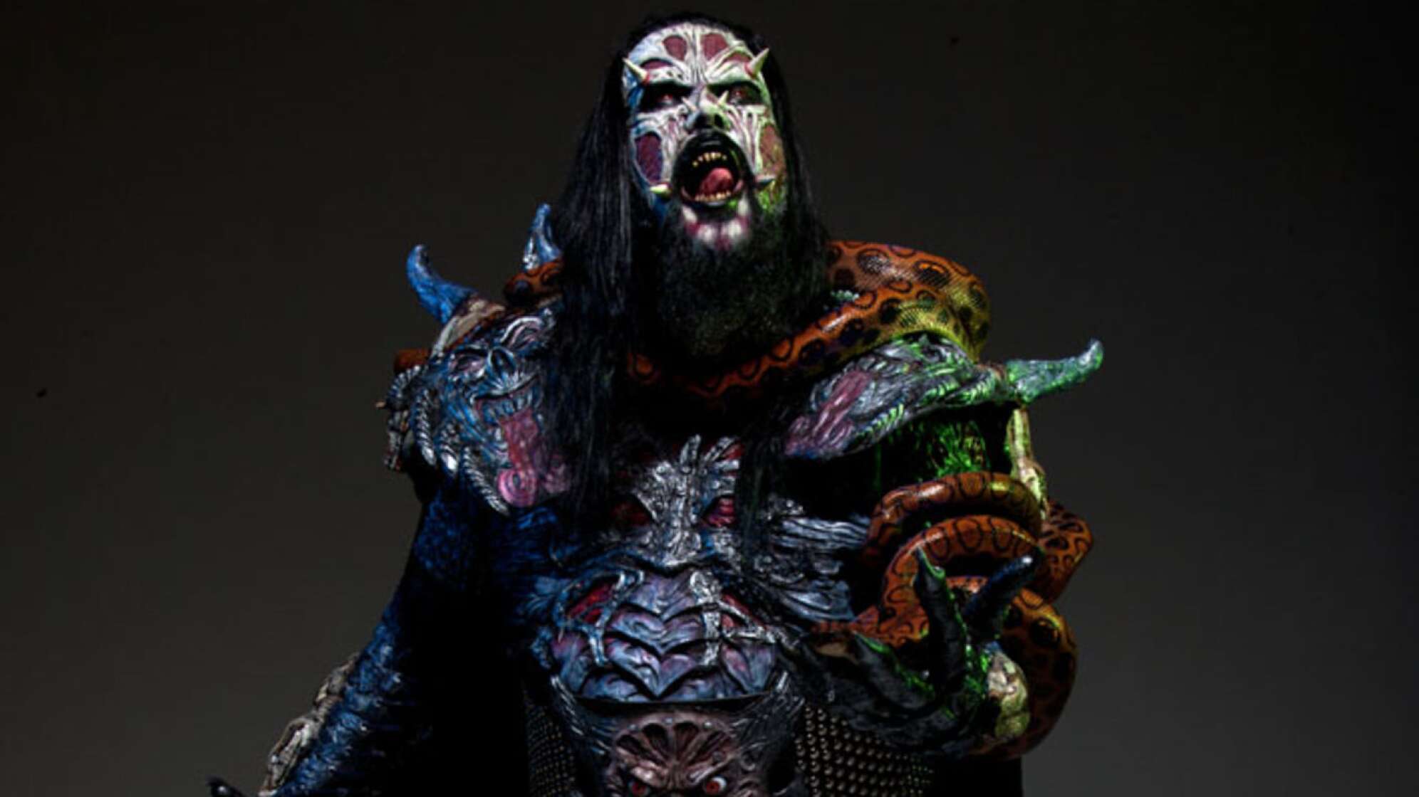 Mr. Lordi posiert in Kostüm, vor grauem Hintergrund