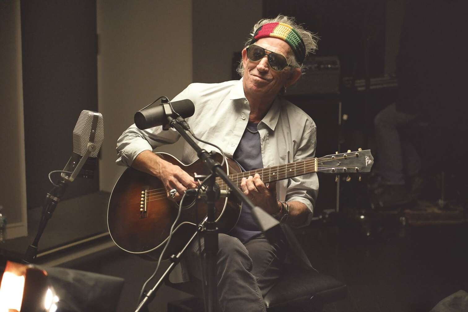 Keith Richards mit Stirnband und Gitarre