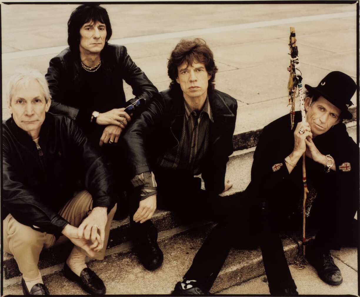 The Rolling Stones sitzen auf einer Treppe