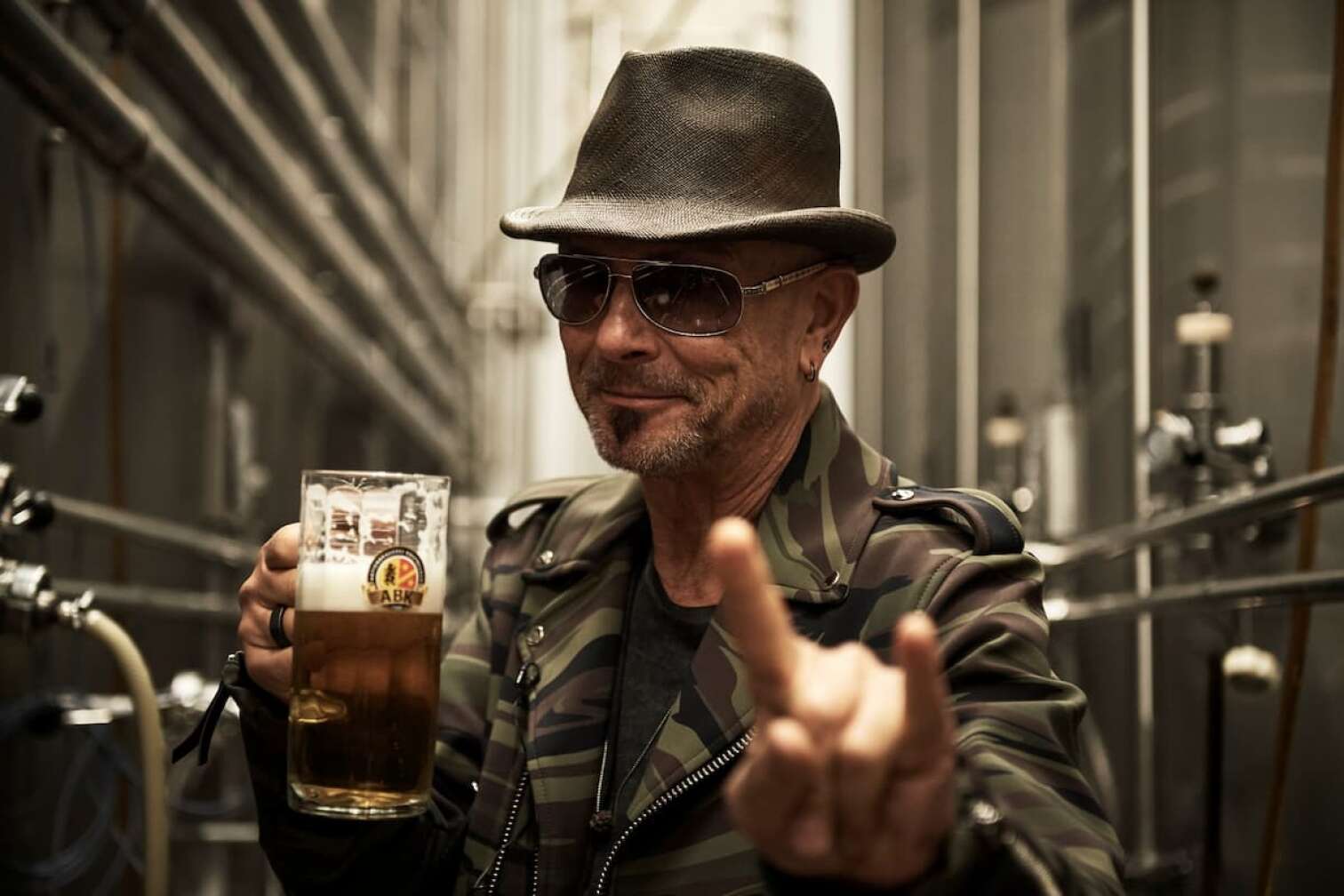 Scorpionsmitglied mit eigenem Bier